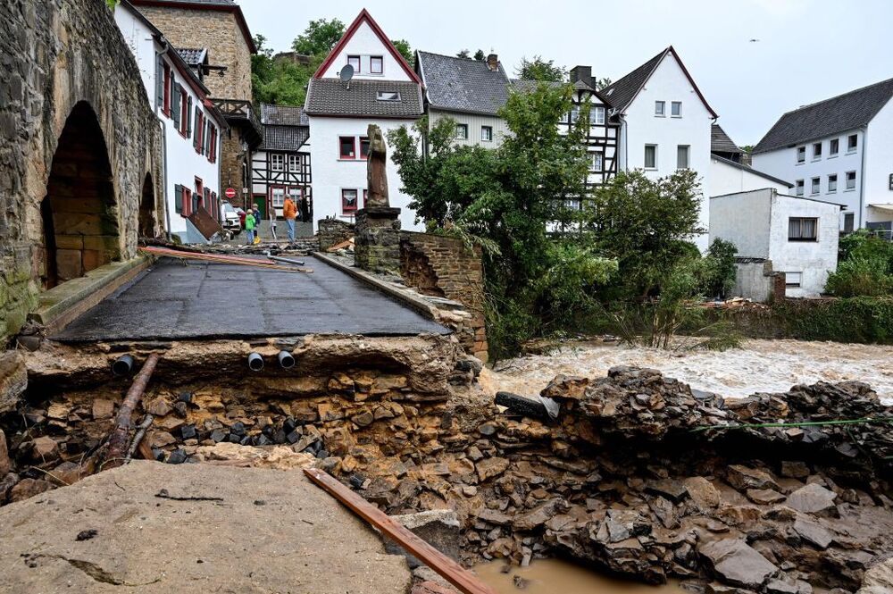 Thunderstorms with heavy rain hit North Rhine-Westphalia  / SASCHA STEINBACH