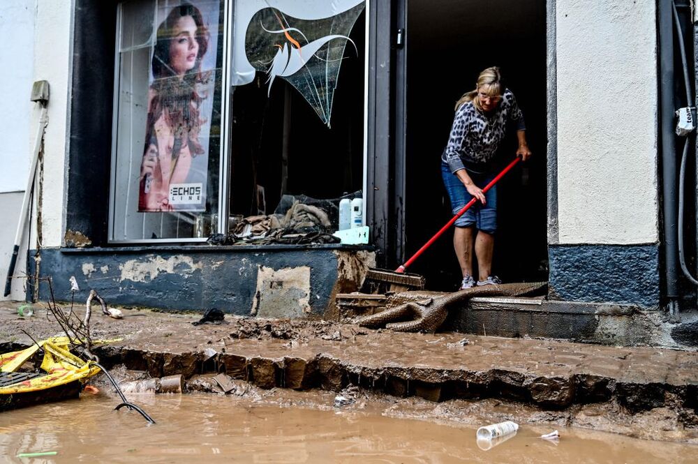 Thunderstorms with heavy rain hit North Rhine-Westphalia  / SASCHA STEINBACH