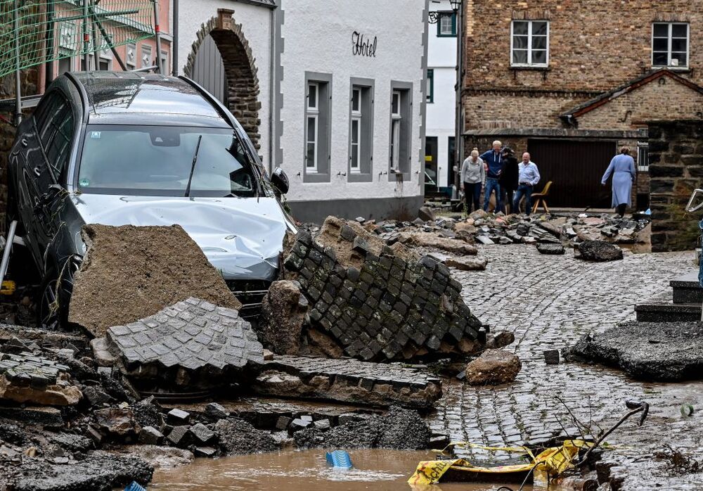 Thunderstorms with heavy rain hit North Rhine-Westphalia  / SASCHA STEINBACH