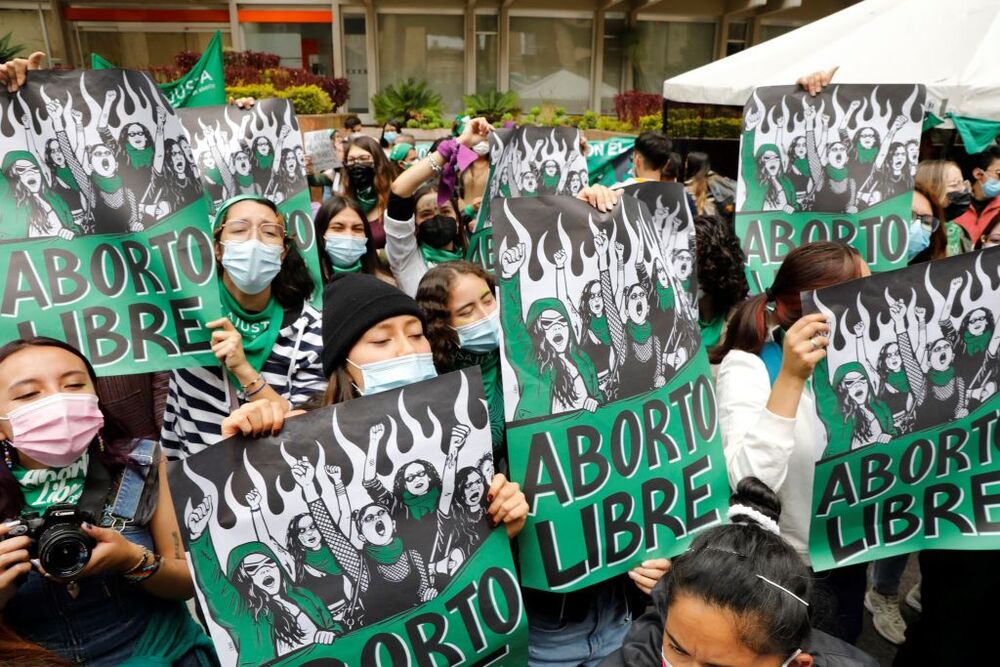 Manifestantes se reúnen para esperar la decisión sobre la despenalización del aborto en Colombia  / CARLOS ORTEGA