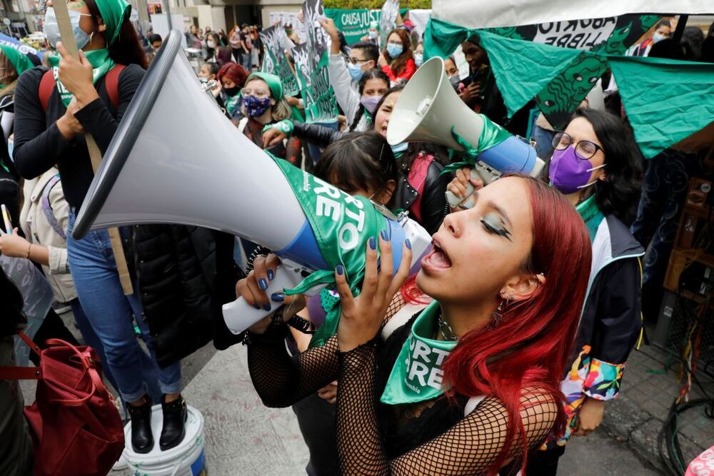 Manifestantes se reúnen para esperar la decisión sobre la despenalización del aborto en Colombia  / CARLOS ORTEGA