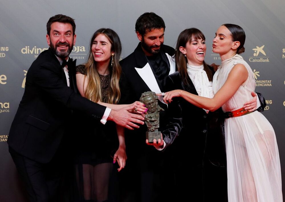 La actriz y directora Verónica Echegui (d) acompañada por el equipo participante en el cortometraje 'Totem Loba', posan con el Goya al Mejor corto de ficción  / BIEL ALIÑO