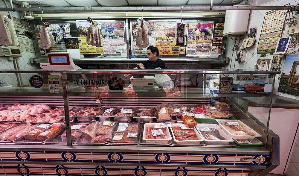 Manuel Velasco, en su carnicería del Mercado de Abastos de Toledo.