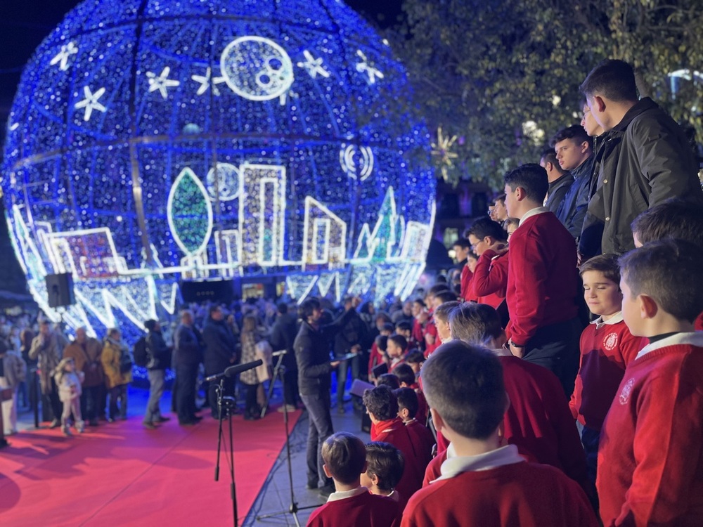 El coro de los seises cantaron villancicos navideños en el encendido del alumbrado.