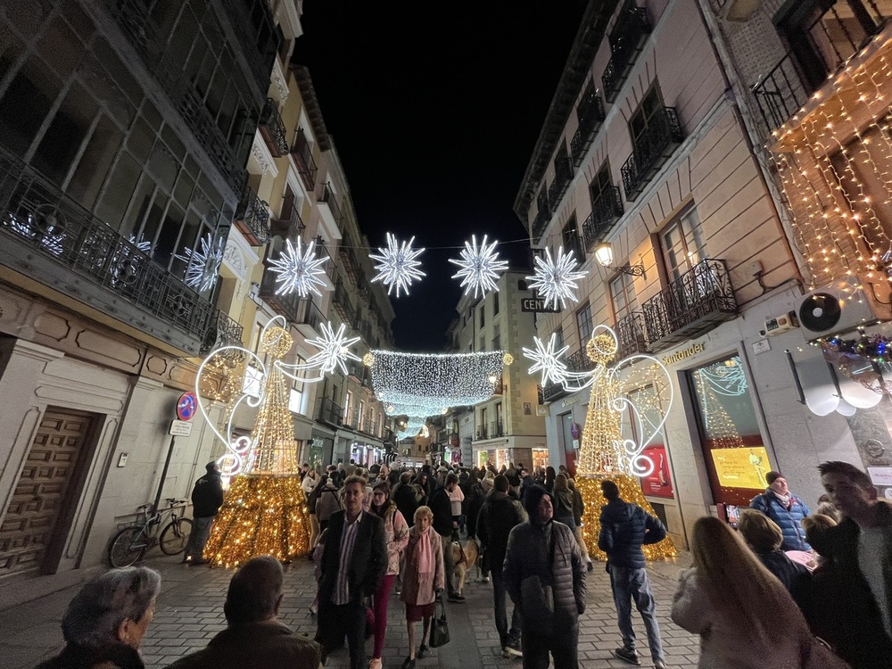 Dos grandes ángeles sustituyen al arco de luz con forma de estrella que años anteriores se instalaba en la calle Comercio.