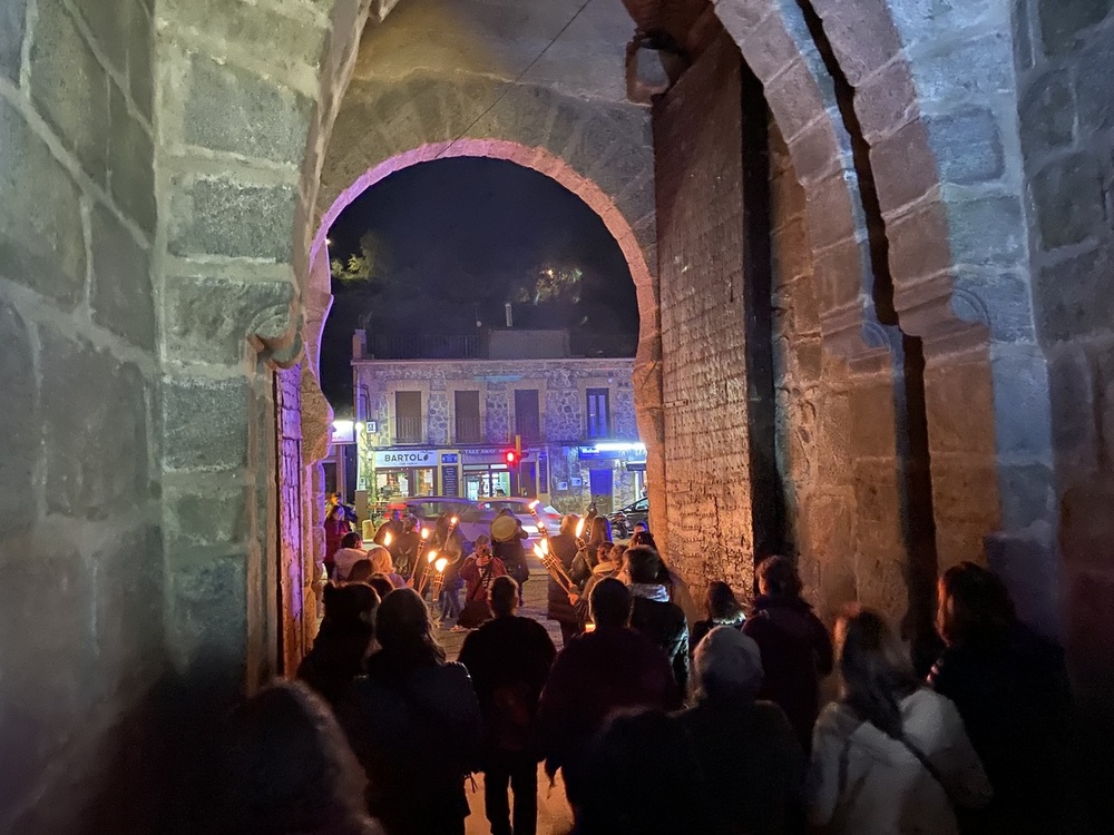 Una marea morada de antorchas llega hasta el Puente San Martín