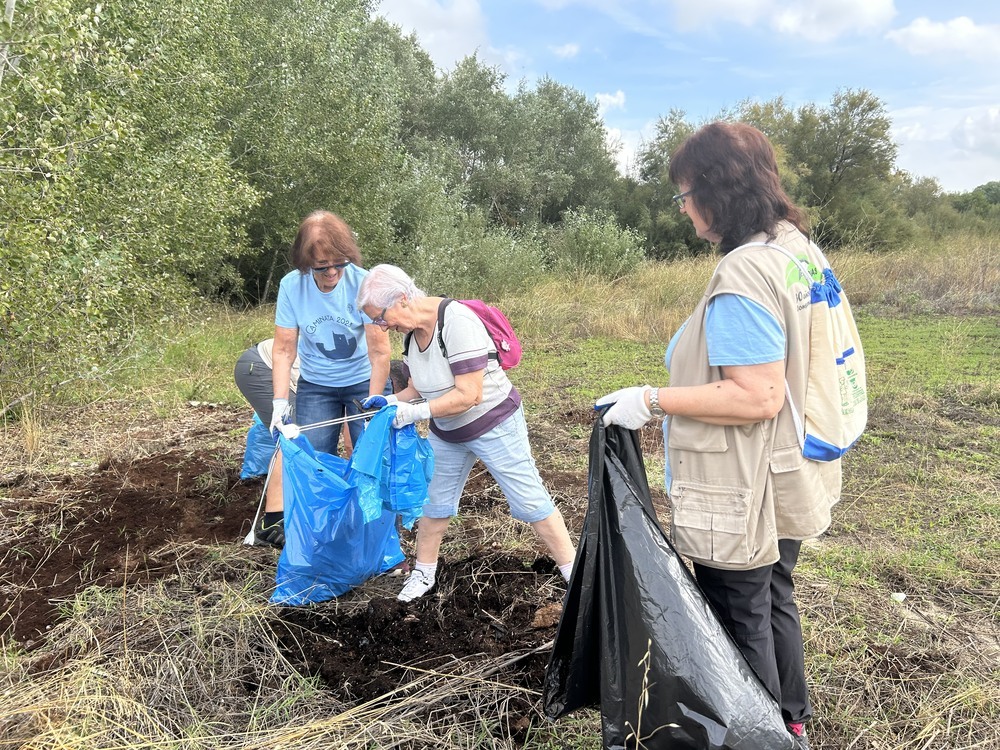 Cien voluntarios recogen una tonelada de basura en Cabañuelas