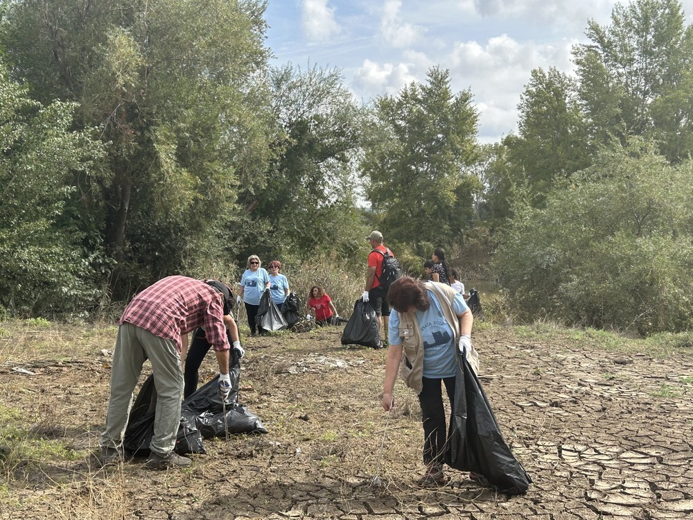 Cien voluntarios recogen una tonelada de basura en Cabañuelas