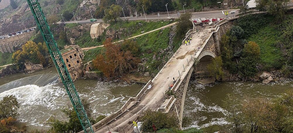 Cimentación y ampliación del puente se desarrollan al unísono