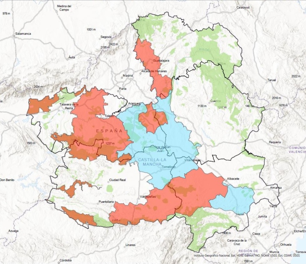 Las áreas críticas para el águila aparecen marcadas en rojo y las de dispersión en azul. 