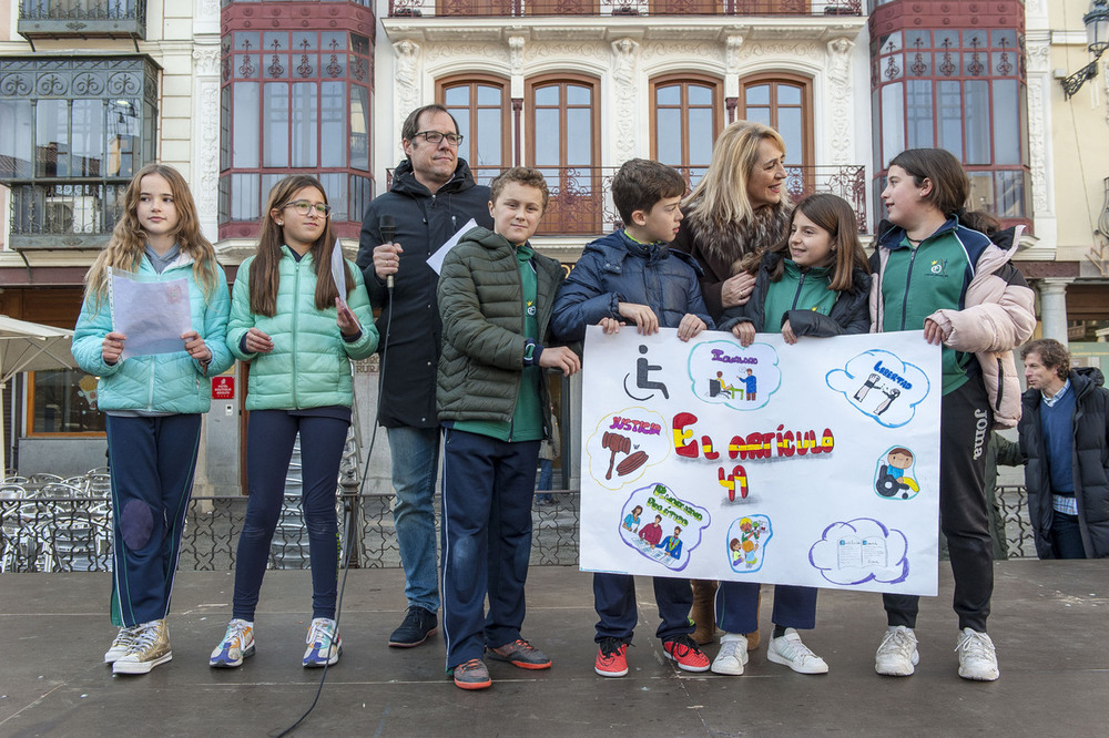 Cada uno de los siete colegios participantes en el acto ha leído y explicado uno de los artículos de la Carta Magna.