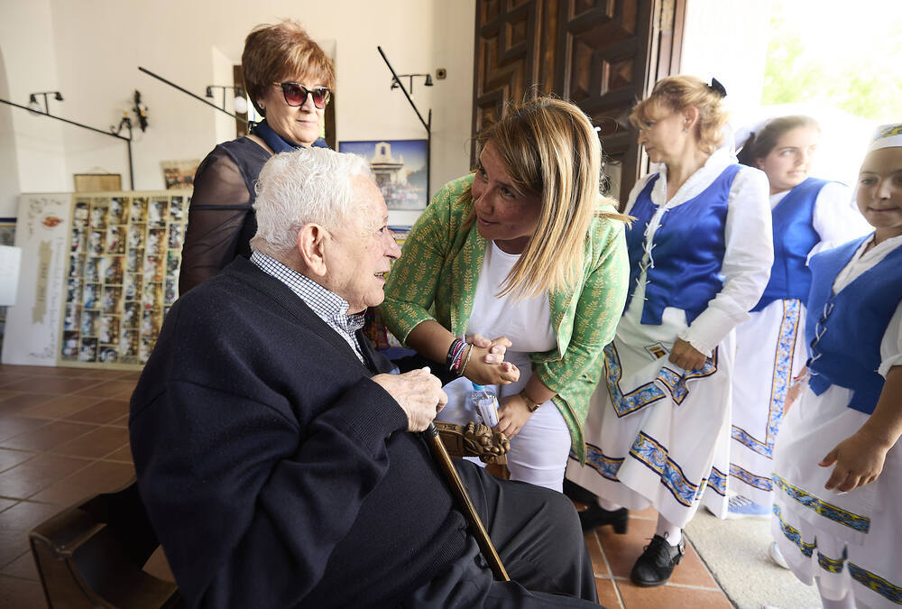 Miles de talaveranos arropan un lucido desfile de San Isidro