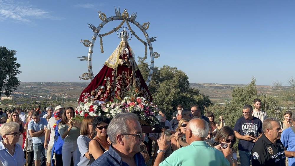 La talla de la Virgen de la Guía es portada por 12 cargadores.