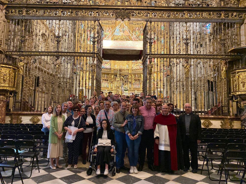 Foto de familia del grupo de la ONCE con el deán de la Catedral.