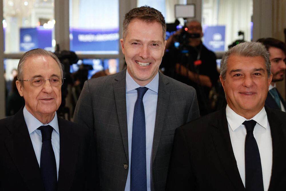 Bernd Reichart (c), CEO de A22 Sports Management, sociedad promotora de la Superliga, junto al presidente del Real Madrid, Florentino Pérez (i), el presidente del Fútbol Club Barcelona, Joan Laporta, en una foto de archivo