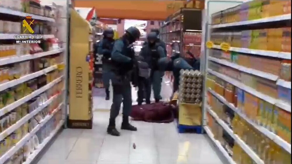 El sospechoso fue detendio en la zona del supermercado.