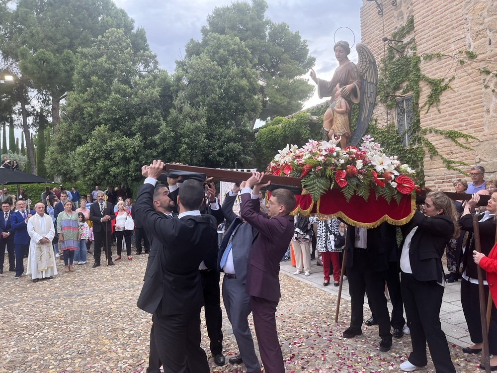 La imagen del Santo Ángel Custodio fue portada a hombros por ocho cargadores.