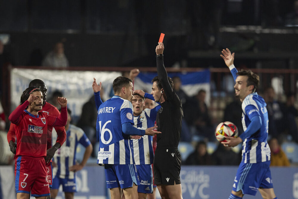 Momento en el que el colegiado muestra la tarjeta roja al blanquiazul Javi Rey.