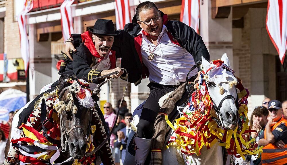 Un pasillo de unos 150 metros flanquea la fiesta más trepidante de la provincia.