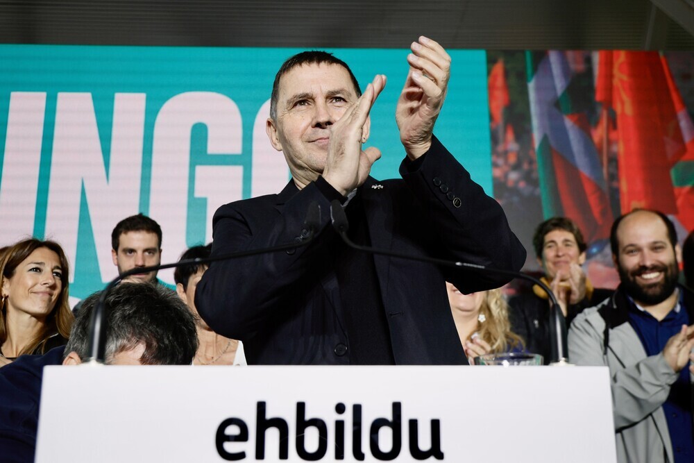 El coordinador general de EH Bildu, Arnaldo Otegi (i), interviene en un acto político de EH Bildu, en Biteri.