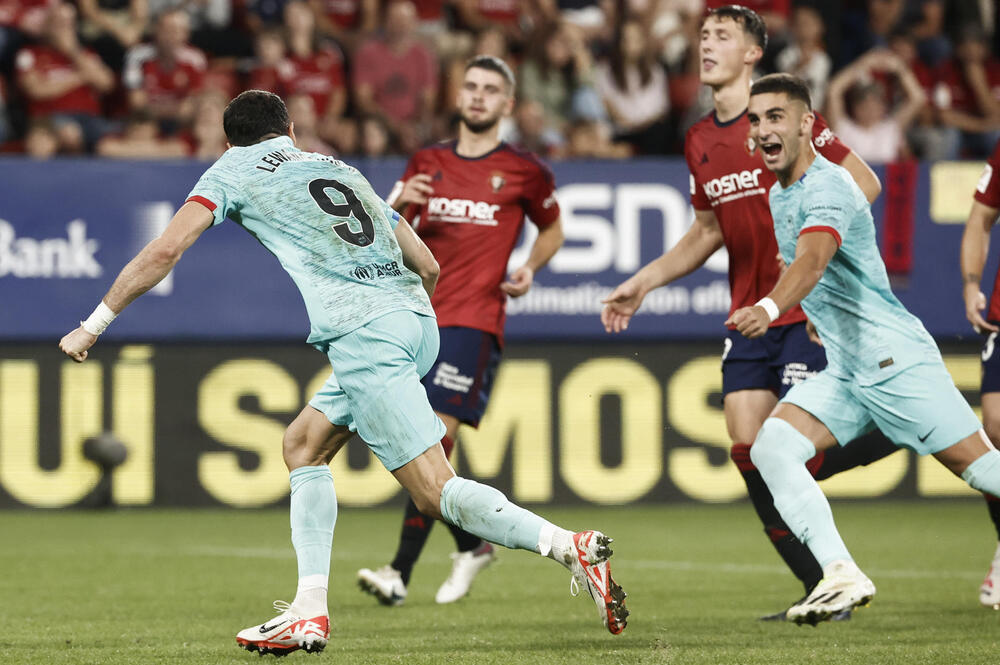 Lewandowski impulsa al Barça en El Sadar