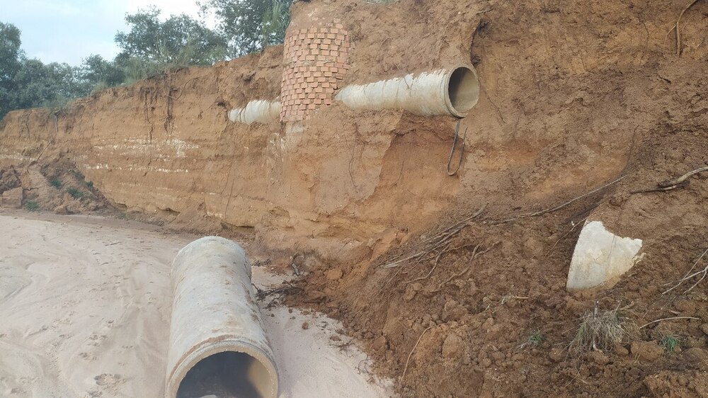 El saneamiento paralelo al Zorreras está destrozado