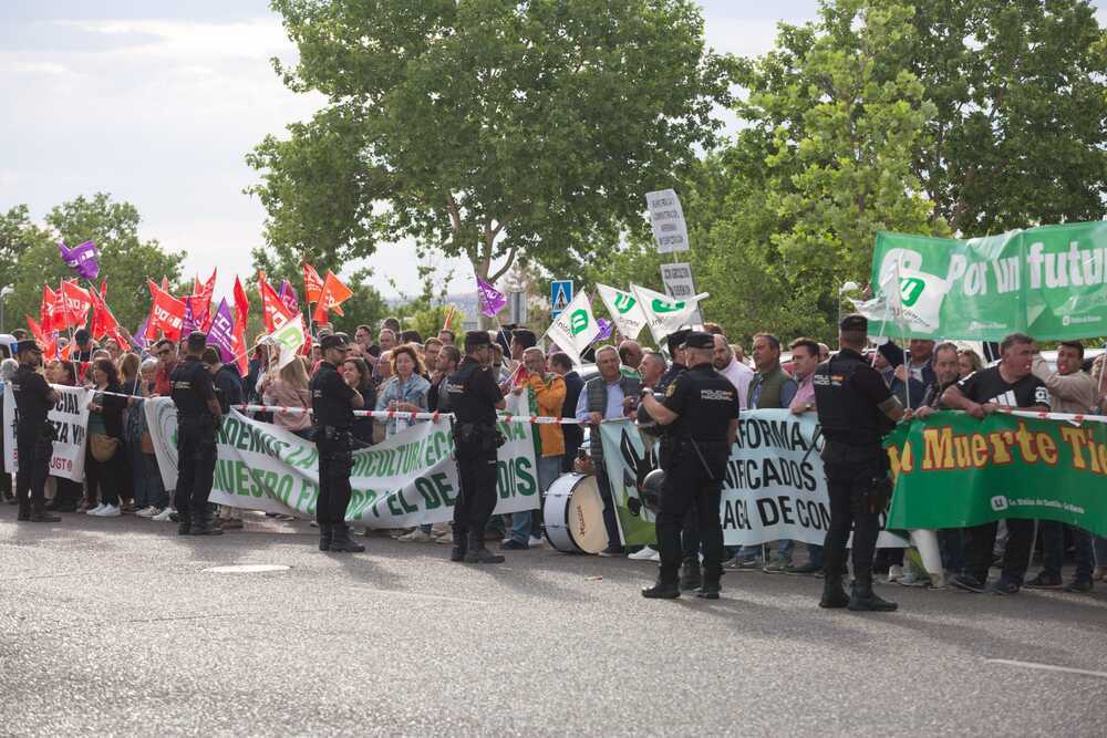 Varios colectivos gritan ante la CMM su enfado con la Junta