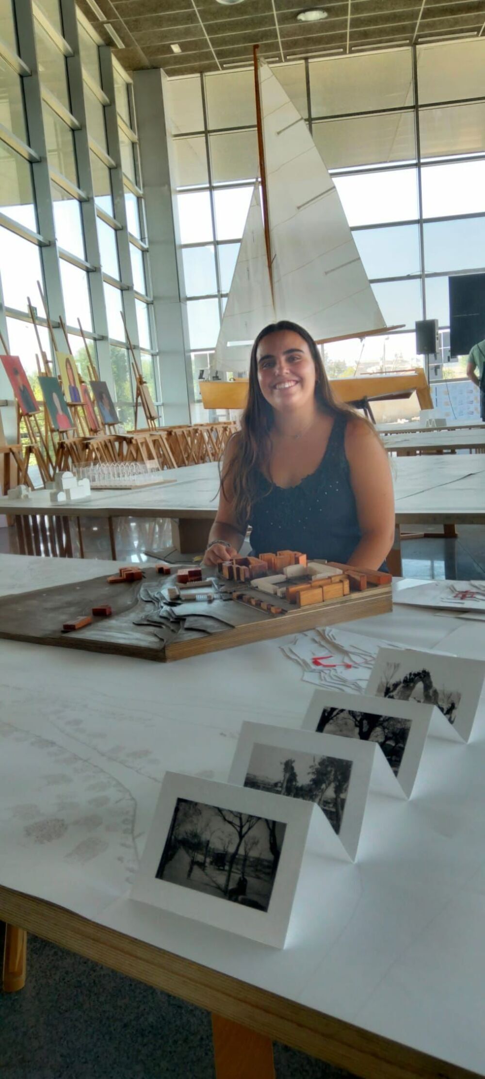 Esther Martín junto a una maqueta de su Proyecto de Fin de Carrera. 