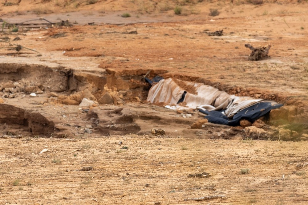 La Dana desentierra restos de amianto soterrados por la Junta