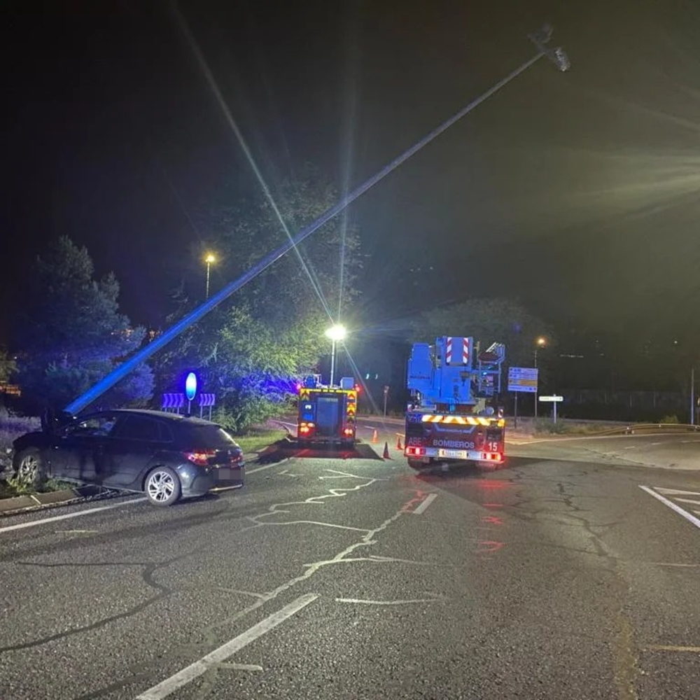 Los bomberos intervinieron dado el riesgo eléctrico que provocó el choque contra la farola.