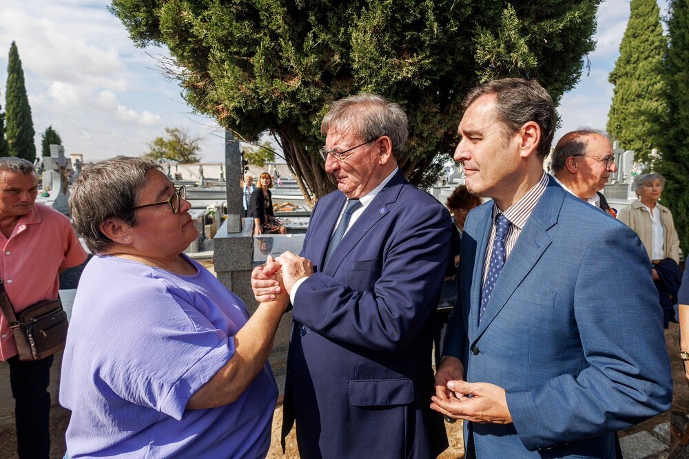 Al acto con los familiares han acudido el secretario de Estado de Memoria Democrática, Fernando Martínez López, y el delegado del Gobierno, Francisco Tierraseca.