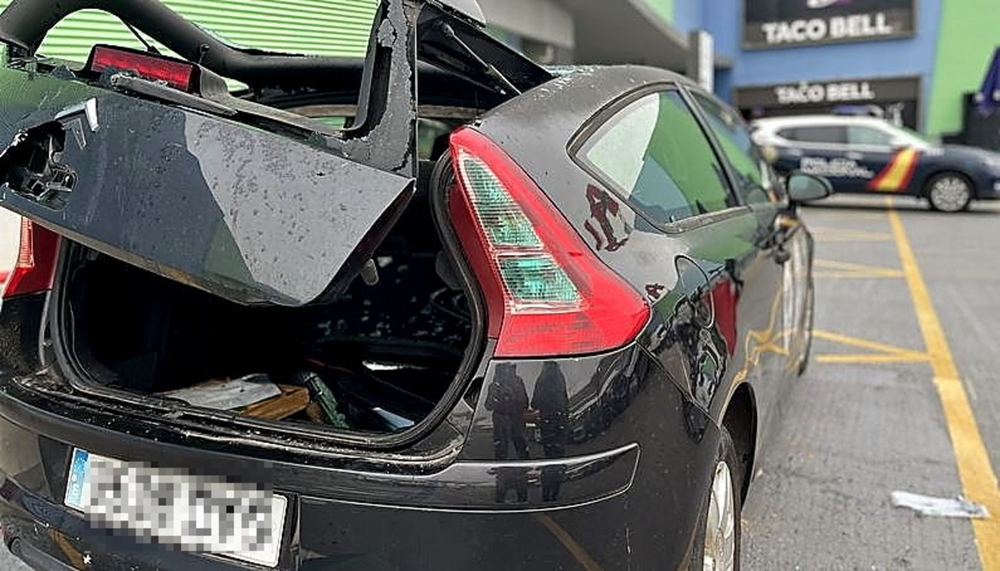 Estado en el que quedó el coche bomba tras la desactivación del artefacto.