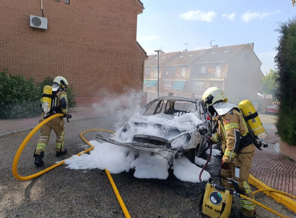 Bomberos sofoca un turismo incendiado junto a una urbanización