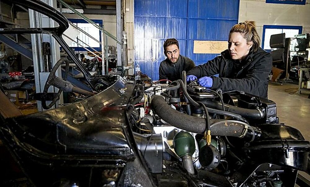 Paco Becerro y Alba Arévalo, realizando una de las reparaciones.