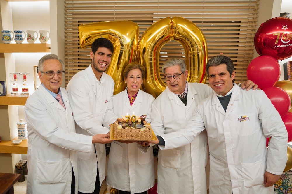 Los tres hermanos Fuertes, José, Tomás y Juana junto al embajador de la marca Carlos Alcaraz y su padre