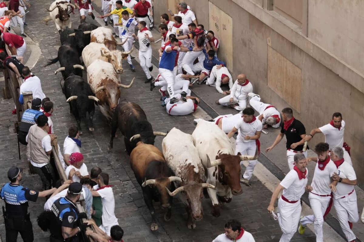 Los veloces Fuente Ymbro, en el cuarto encierro de los Sanfermines 2024  / SERGIO MARTÍN