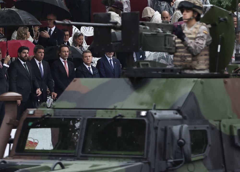 Page saluda al Rey tras el desfile de la Fiesta Nacional