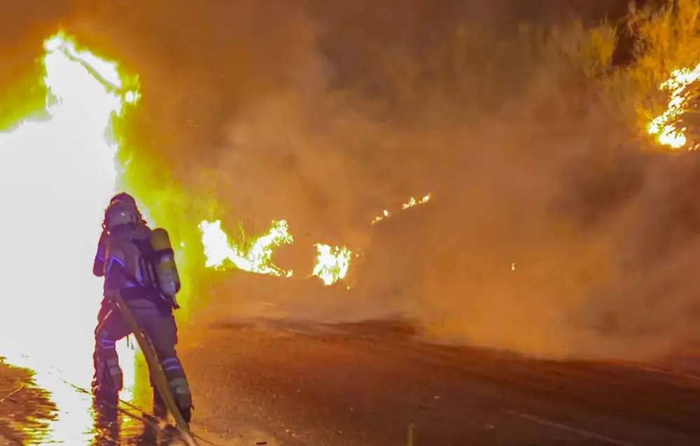 Espectacular incendio de un vehículo en La Legua