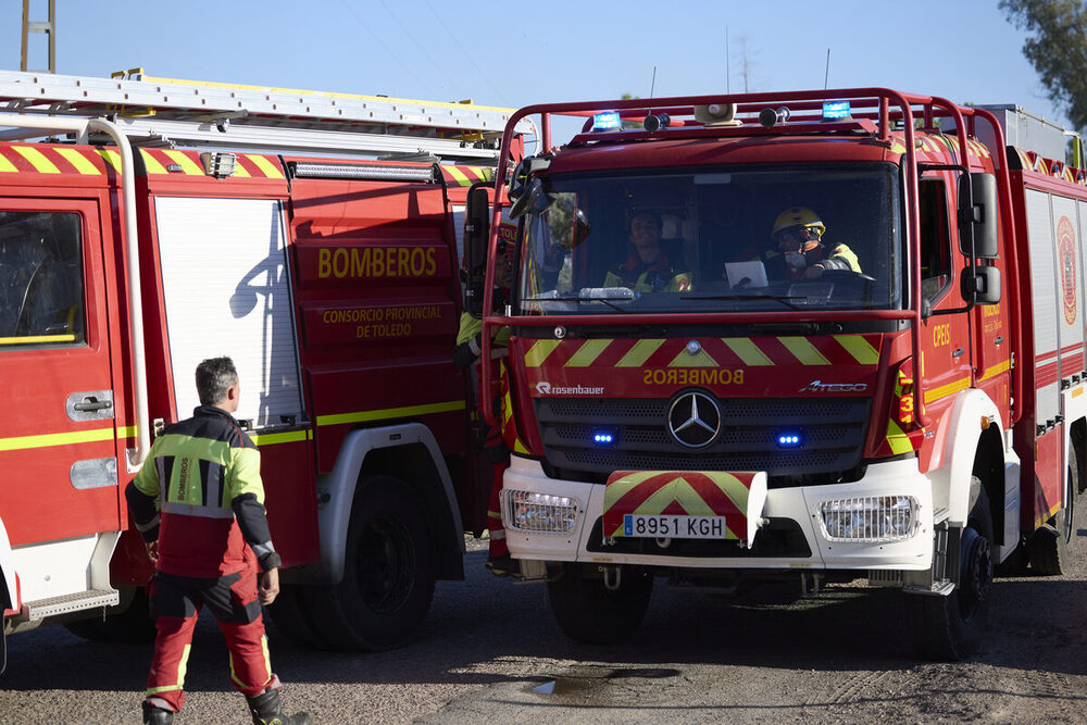 Los bomberos siguen sofocando el incendio de Torrehierro