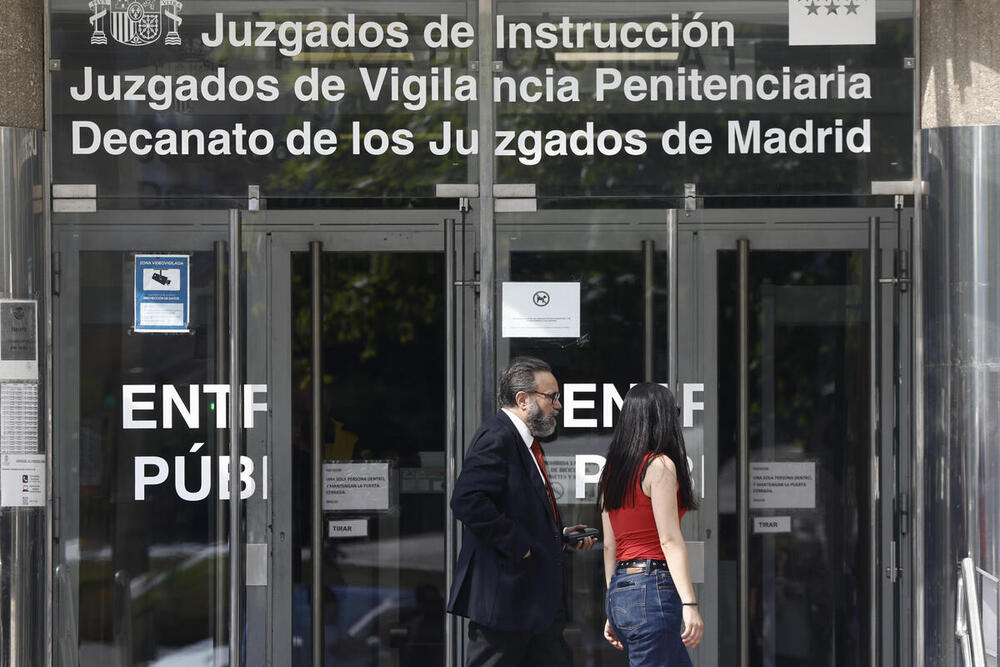 El diputado Vox por Alicante José María Sánchez a su llegada a los juzgados de plaza de Castilla, donde se toma declaración al empresario Juan Carlos Barrabés