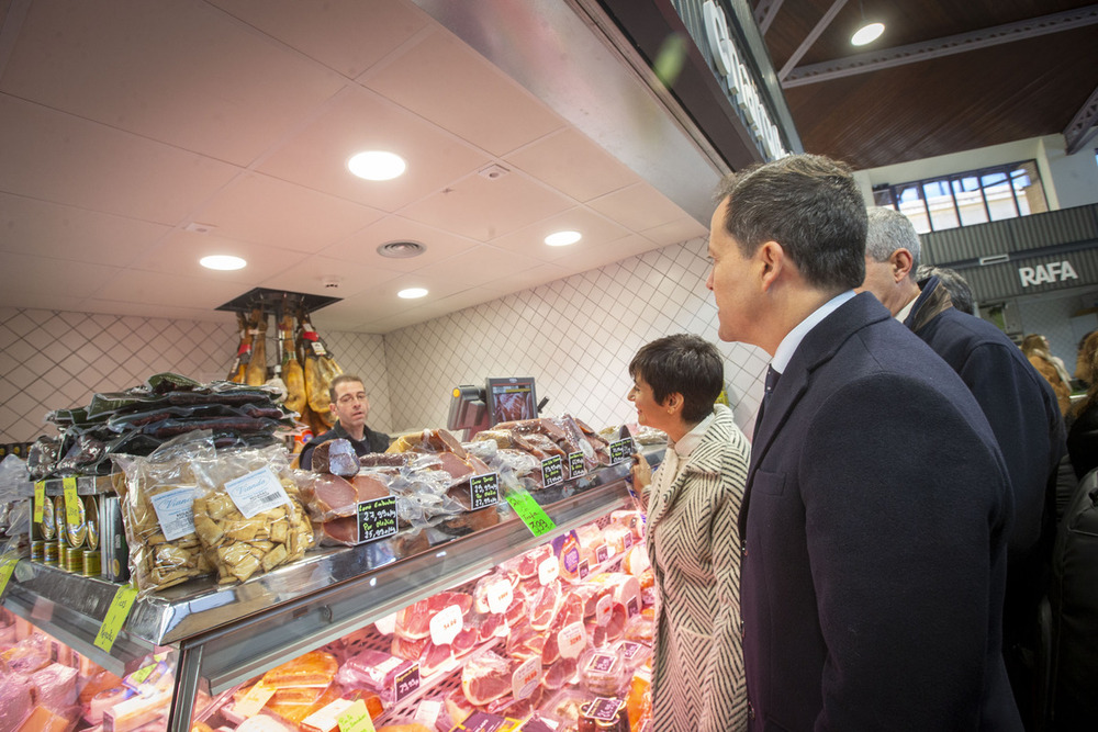 La inauguración oficial del mercado de abastos se ha celebrado esta mañana.