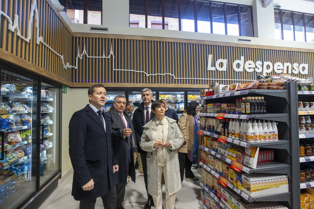 La ministra de Vivienda y Agenda Urbana, Isabel Rodríguez, ha acudido a la inauguración del mercado de abastos.