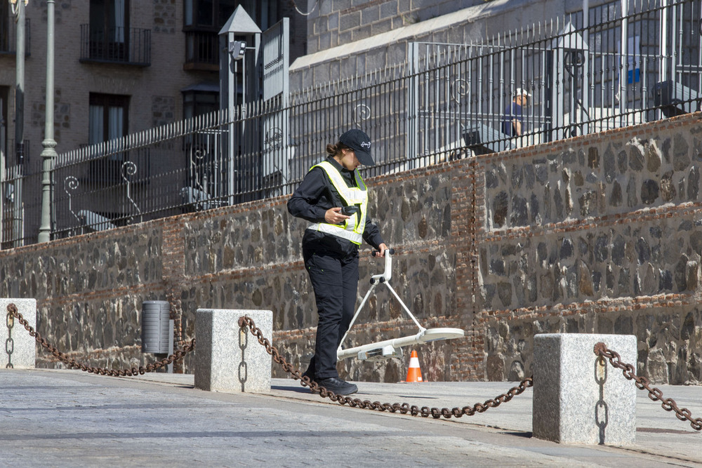 Luis Avial y su equipo pasaron elementos como el perfilómetro o el georradar por el entorno de la Fachada Sur del Alcázar.