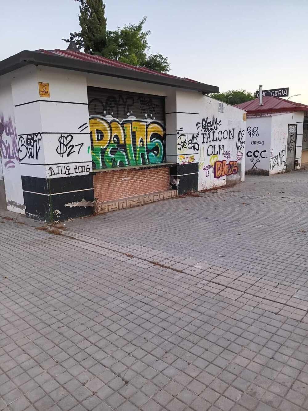 Varios quioscos del Polígono, abandonados y vandalizados