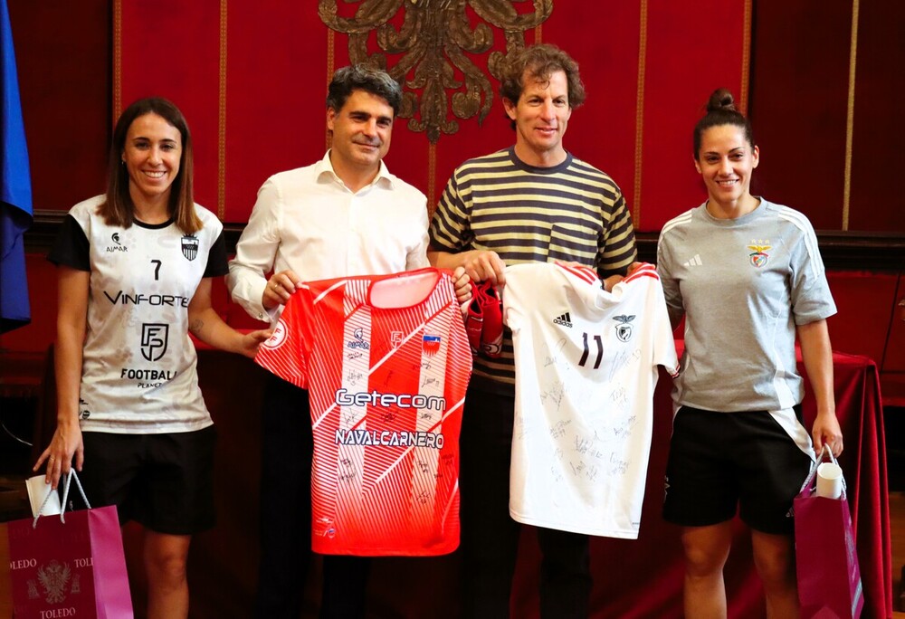 Jugadoras, cuerpo técnico y directiva de Futsi Navalcarnero y SL Benfica.