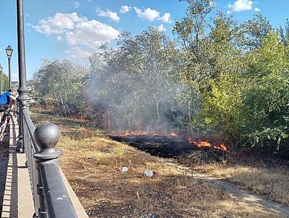 La Policía ataja un conato de incendio junto al Puente Nuevo