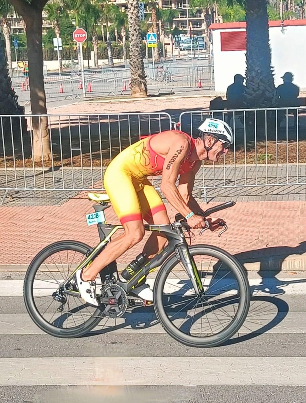 Luis Rincón en pleno segmento de natación.