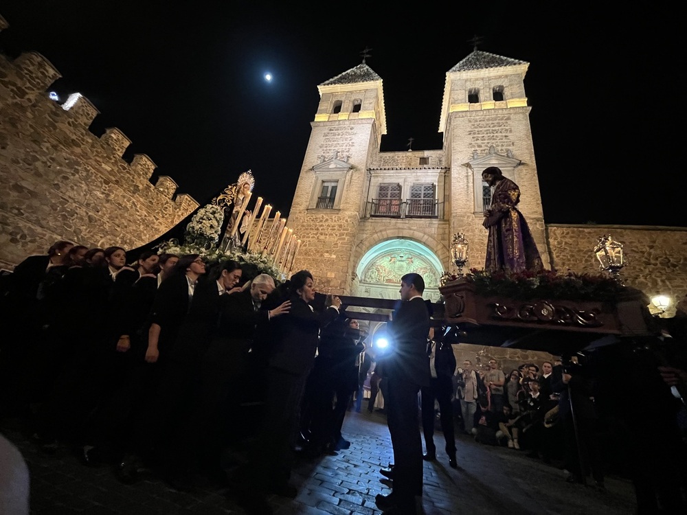 Imagen del primer ‘Santo Encuentro’  de la pasada Semana Santa en el patio de Puerta Bisagra.