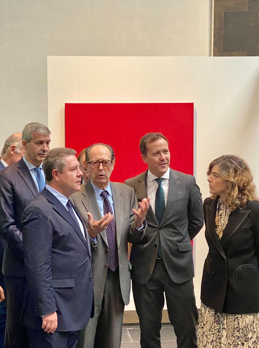 Rafael Canogar, con Emiliano García-Page (presidente de Castilla-La Mancha), Carlos Velázquez (alcalde de Toledo) y Xandra Falcó (presidenta de la Real Fundación de Toledo)