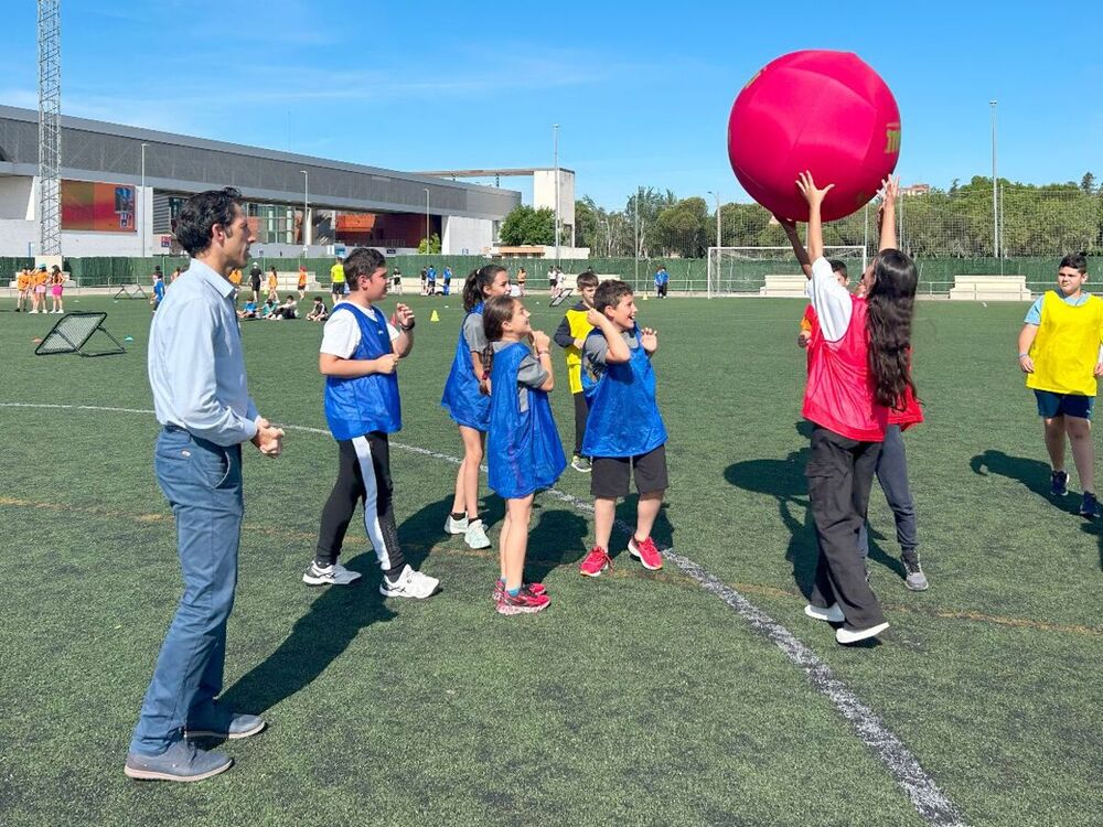 El concejal de Deportes, Antonio Núñez, con algunos de los escolares.